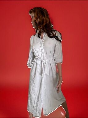 TURQUAZ Classic White Dressing Gown ROBE Size Medium